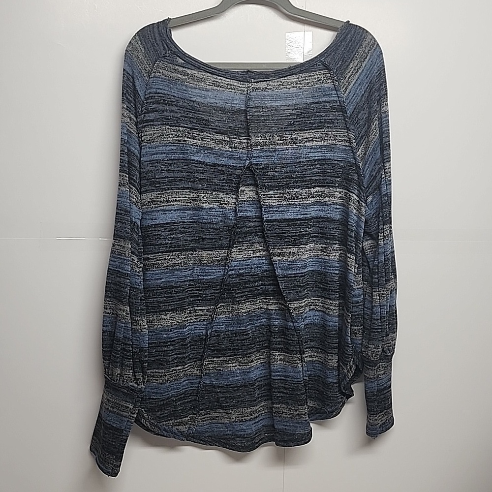 Free People oversized sz M blue, black, gray long sleeves, scoop neck top. - Picture 4 of 9